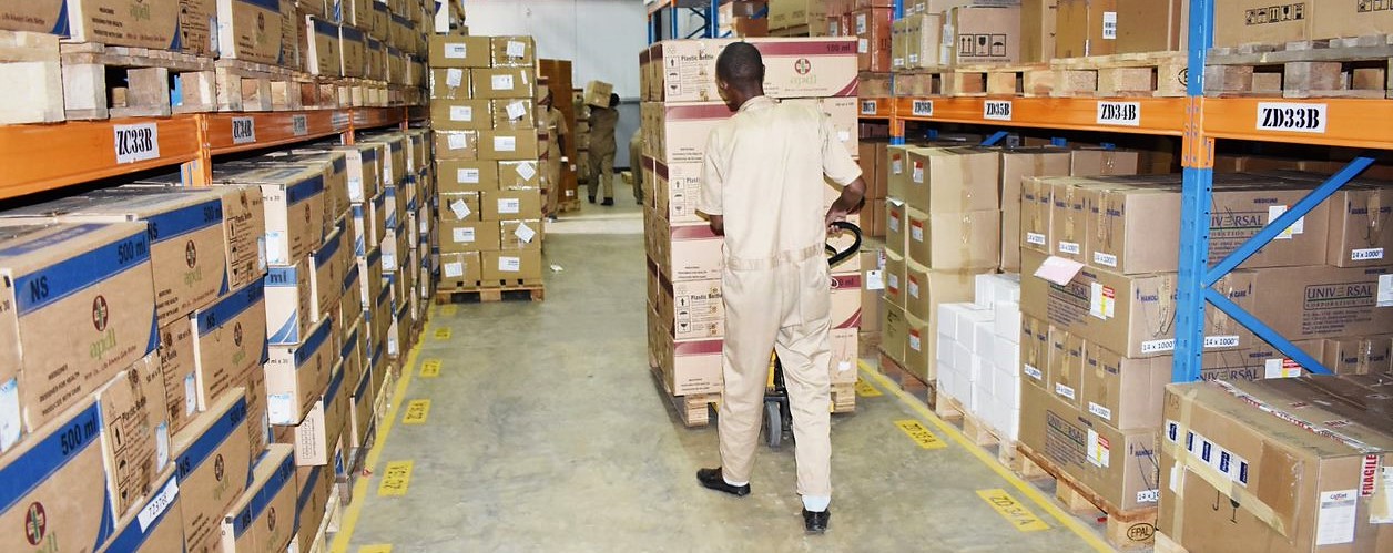 Man power in central warehouse during order processing